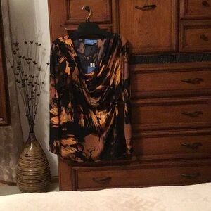 Size extra large, simply vera, vera Wang, women’s top new with tags.
